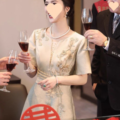 若いお母さんはワンピースを改良しました。