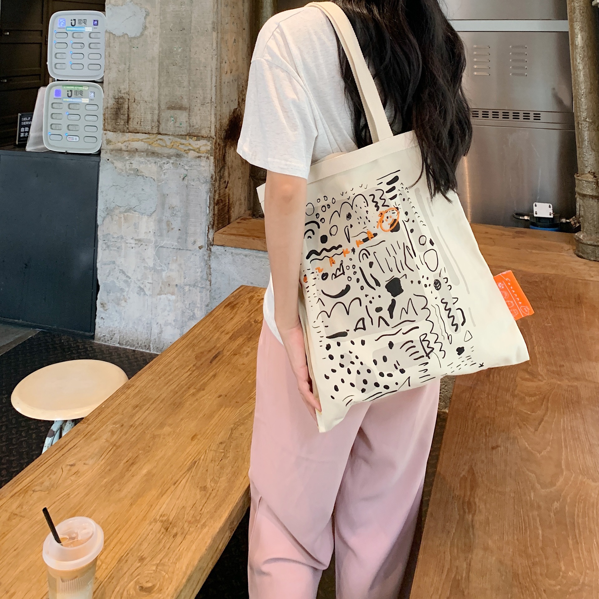 【 In Stock 】26102 letter graffiti printed canvas bag, large-capacity single-shoulder hand-carry shopping bag Tote from South Korea Application Scenario