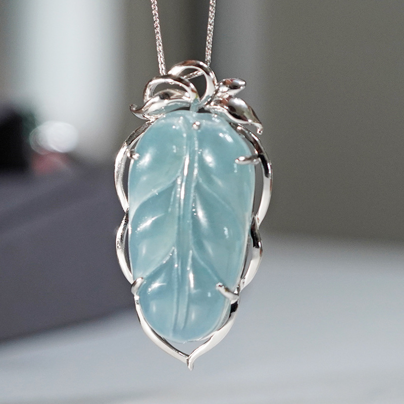 Platinum PT950 Jinzhiyuye Emerald Pendant sweater chain