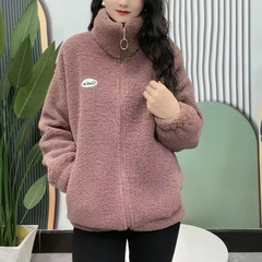 中年の婦人服の冬の新型の羊の小毛のコートの女性の洋気のお母さんはベルベットの保温の粒の綿入れの服を詰めます。