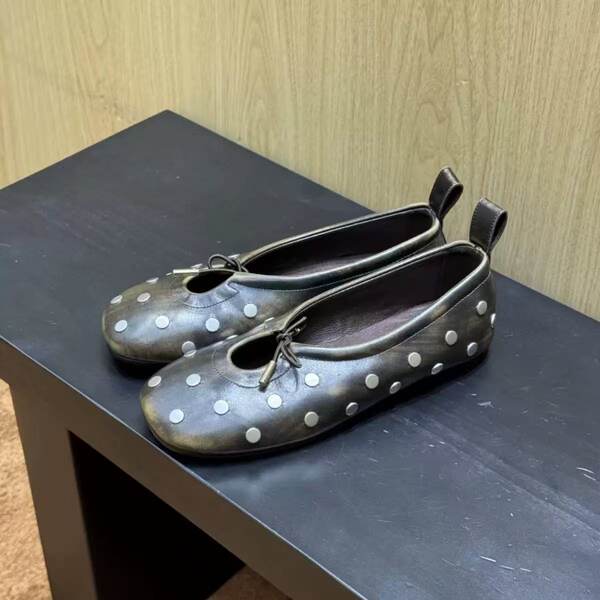 Giày búp bê nữ đế bệt mũi tròn phong cách retro, đính đinh tán, màu loang, thắt nơ, khoét lỗ thoáng khí, đế mềm — Nâu cổ điển (hàng có sẵn), Đen (màu trơn, có sẵn)