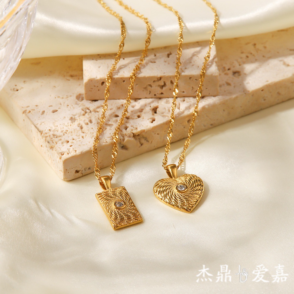 INS estilo europeo y americano textura geométrica cuadrado en forma de corazón collar de acero de titanio 18K oro Acero inoxidable ZIRCON Collar colgante en forma de corazón