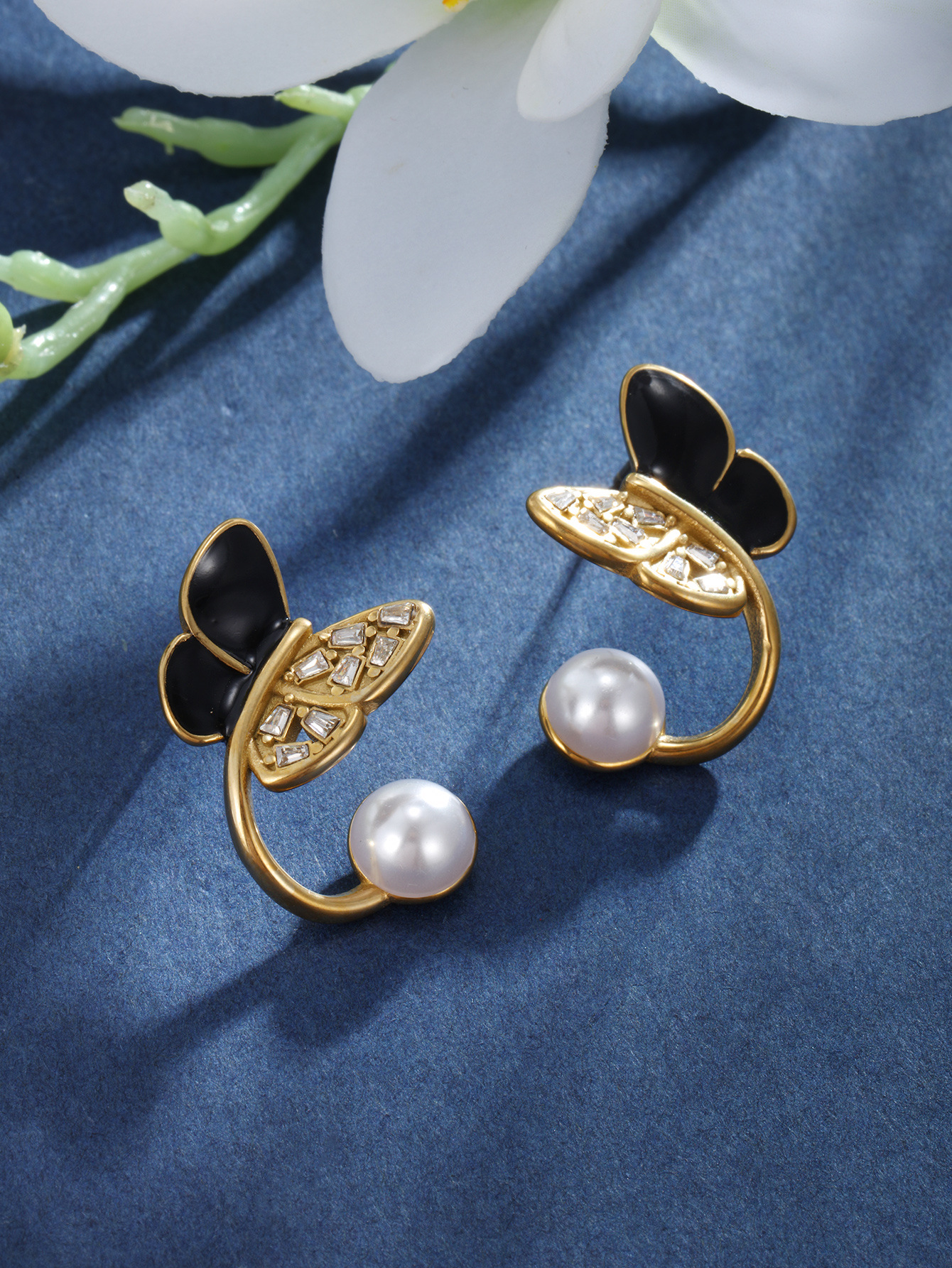 Xuping Jewelry Esmalte de goteo Pendientes de perlas de imitación de mariposa Pendientes de temperamento de diseño de nicho de alta gama de estilo coreano