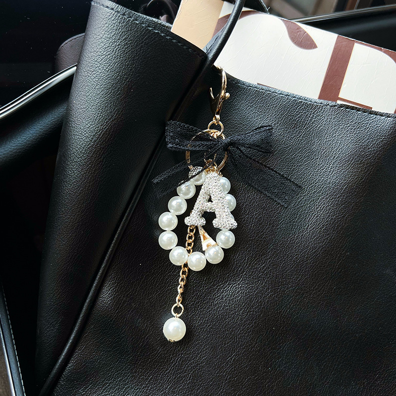 Arco de encaje de cerámica de arcilla letras llavero de perlas creativo colgante de llaves de automóvil de diamante completo colgante de bolsa