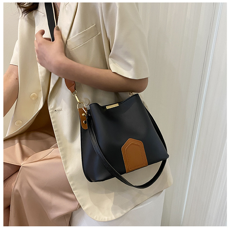 Women's Small Pu Leather Solid Color Preppy Style Bucket Magnetic Buckle Bucket Bag display picture 3