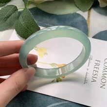 ��Ȼ���N����ɫ����������C�½�������ɫŮ����ʯ�Y���b�߱�