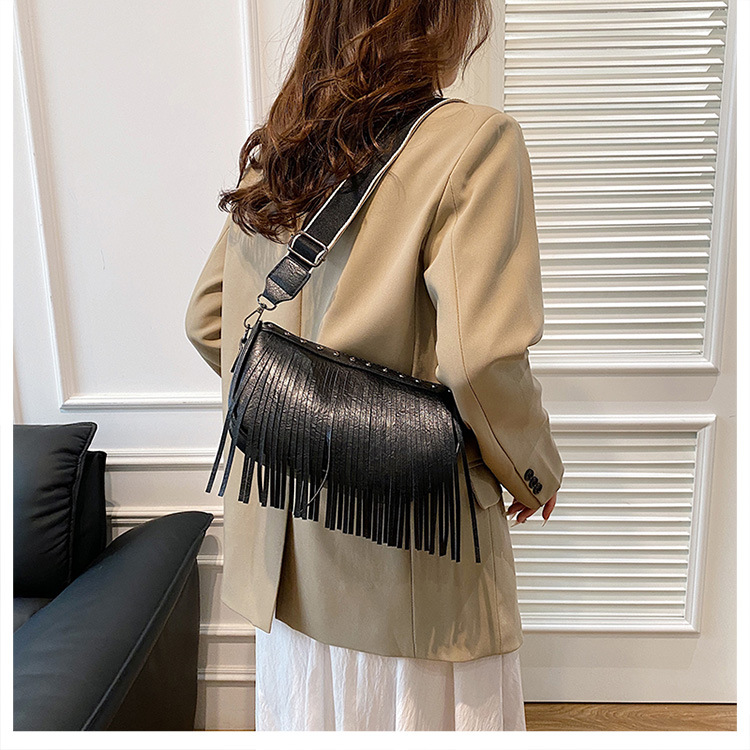 Women's Small Pu Leather Solid Color Streetwear Tassel Zipper Underarm Bag display picture 11