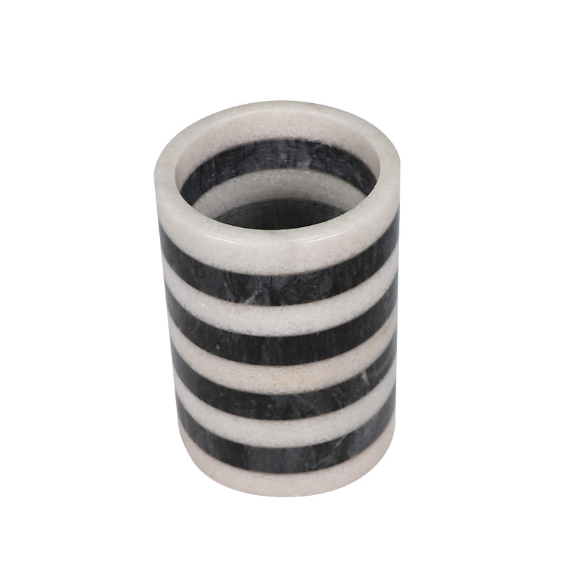 ����ֱ����Լ����ʯ��Ͱ����Ͱ�������ñ���Ͱ��