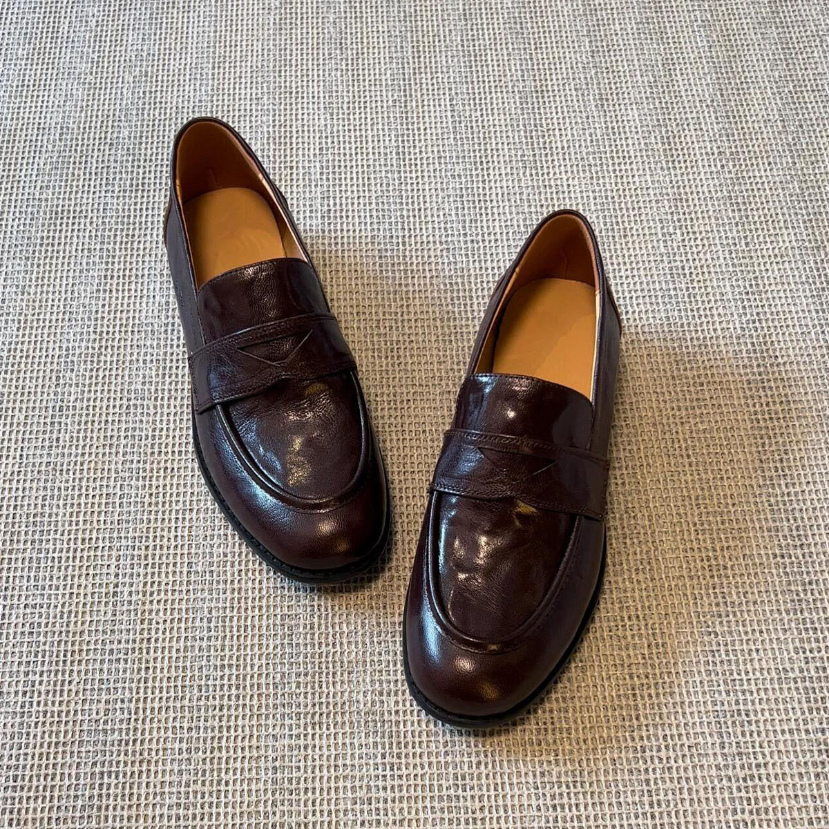 Versión de piel de oveja ~ Zapatos perezosos de un pie de cuero retro, zapatos planos de tacón grueso para mujer, zapatos de cuero pequeños de estilo británico, zapatos de música