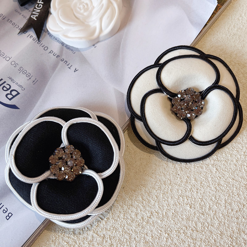 Chanel estilo rhinestone Camelia broche elegante flor collar flor ramillete pin elegante Hepburn francés ropa Accesorios
