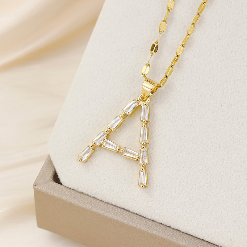 Venta caliente transfronteriza nuevo estilo de cobre con incrustaciones de circón 26 letras inglesas collar colgante T cuadrado de bambú letra cadena de clavícula femenina