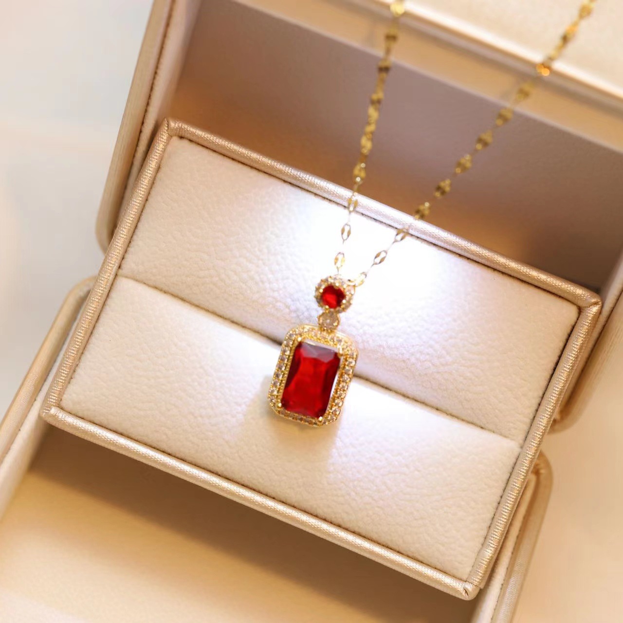 Grüne Anhänger Halskette Weibliche Sommer Nische Erweiterte Design Sinn Schlüsselbein Kette Licht Luxus Vielseitig Choker Ohrringe Set_voghion.com