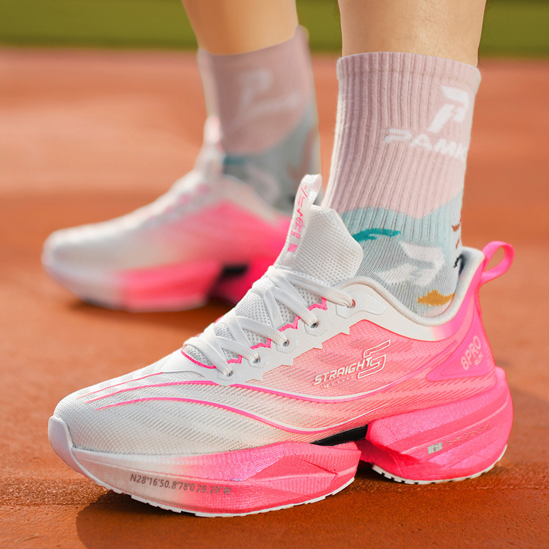 Zapatos de carreras antideslizantes de suela suave de explosión juvenil para hombres y mujeres aumentan la tendencia de zapatillas de corrida de carbono de amortiguación