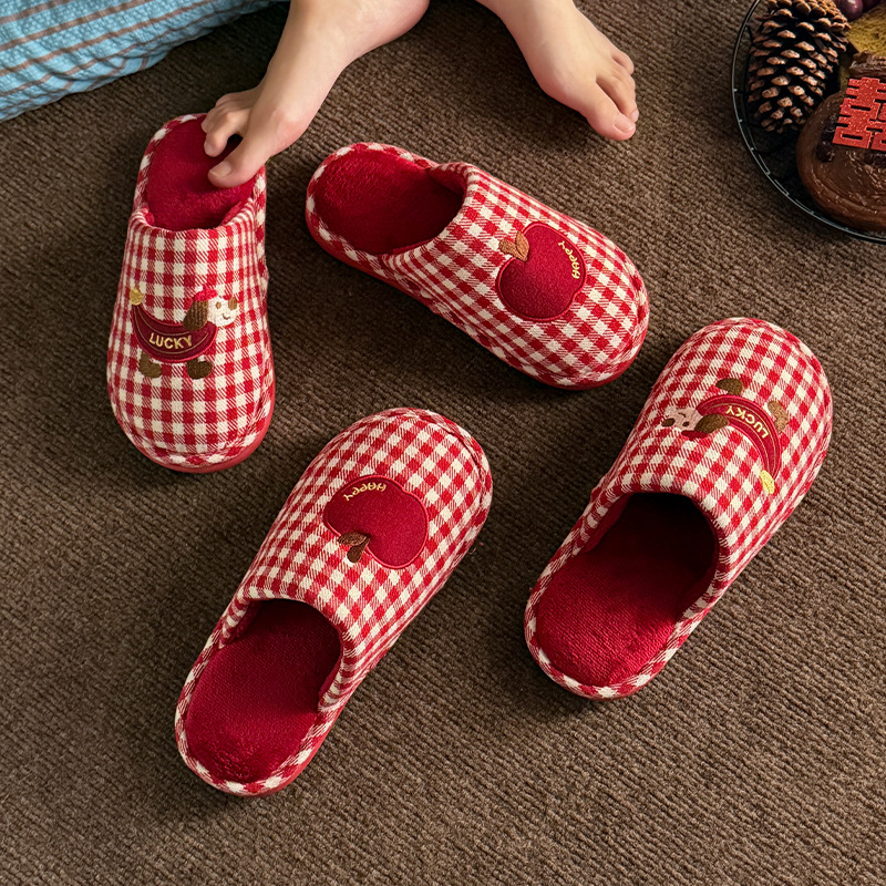 Red wedding slippers, a pair of thick, non-slip winter slippers for the bride as a wedding gift, suitable for the bride's special occasion and wedding, couple's slippers