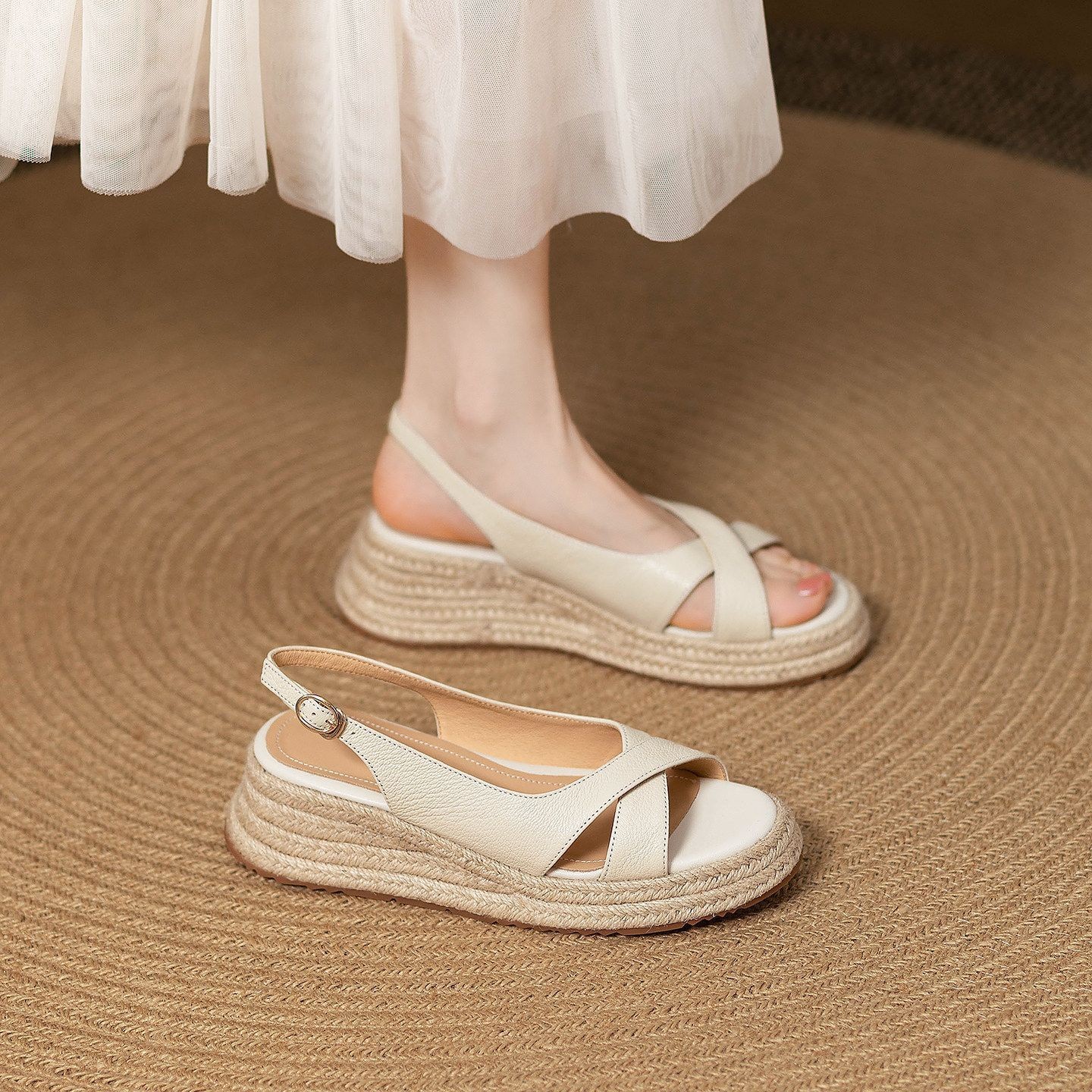 Nicho de estilo francés hermoso tacones para aumentar la altura de las sandalias mujeres 2026 nuevo estilo de verano de todo tipo de falda zapatillas de suela gruesa