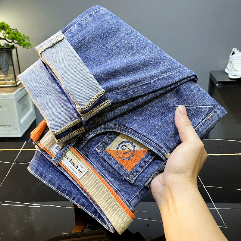 2024 neue hellblaue Cropped-Jeans für Herren im Frühjahr, leicht lockere Slim Fit-Passform, kleiner Knöchelgürtel, lässige lange Hose_voghion.com