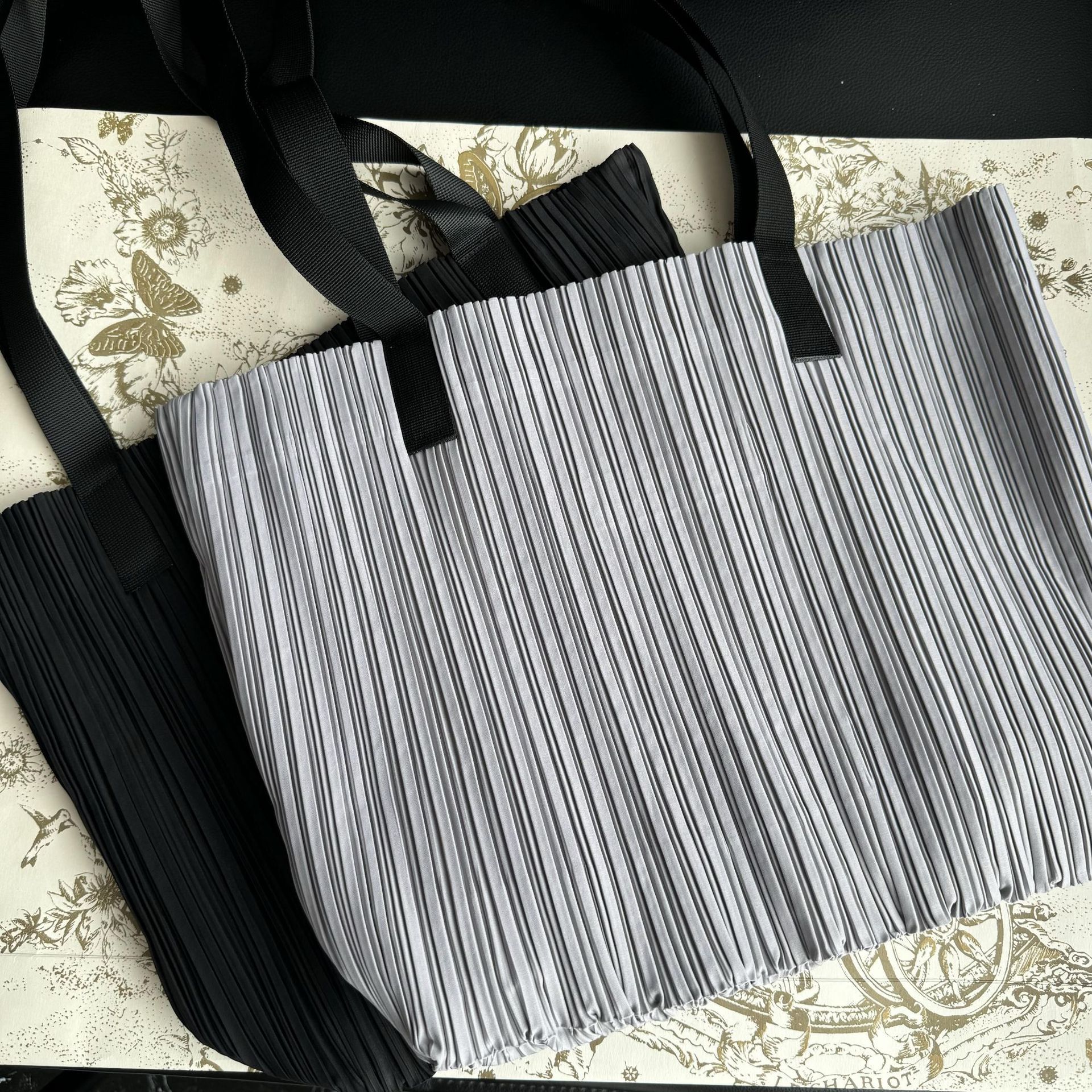 三宅褶皱时尚休闲单肩包日系纯色运动专柜包休闲抽绳平板手机包包