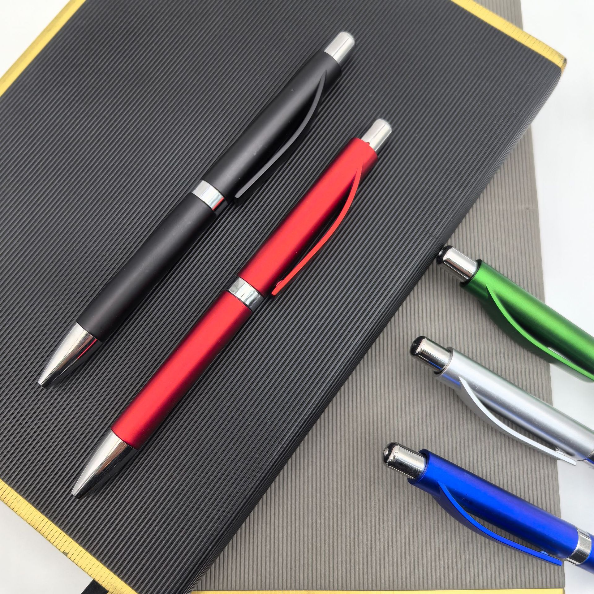 Bolígrafo publicitario de color de presión de poste de pintura de plástico logotipo personalizado bolígrafo de regalo publicitario bolígrafo de hotel promocional