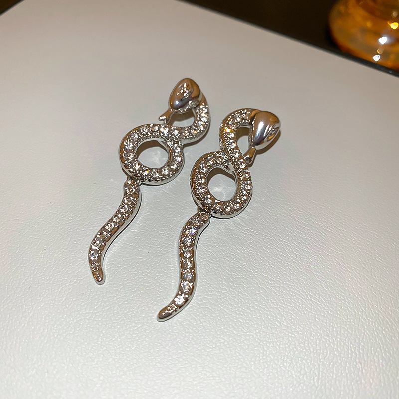 Boucles d'oreilles à tige en serpentine torsadée sertie de diamants pour la personnalité et le design des femmes_voghion.com