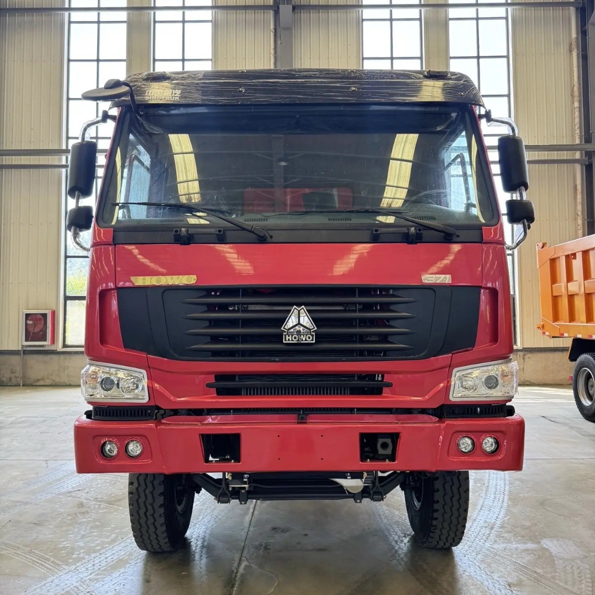 Howo front-four-wheel-rear-eight-wheel dump truck for construction, for transporting soil and materials, in stock, high-quality, direct supply from the manufacturer