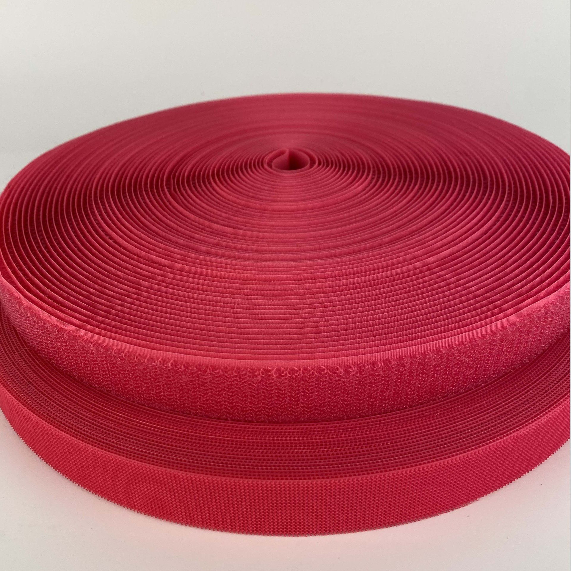 Color 2.5CM inyección gancho de velcro accesorios punzantes impermeables texturizados silenciosos de nylon para niños.