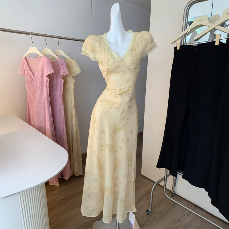 "Xinxing Unique Edition" Resort-Style V-Neck Floral Dress with High-End Lace Patchwork, Elegant and Slimming Long Dress