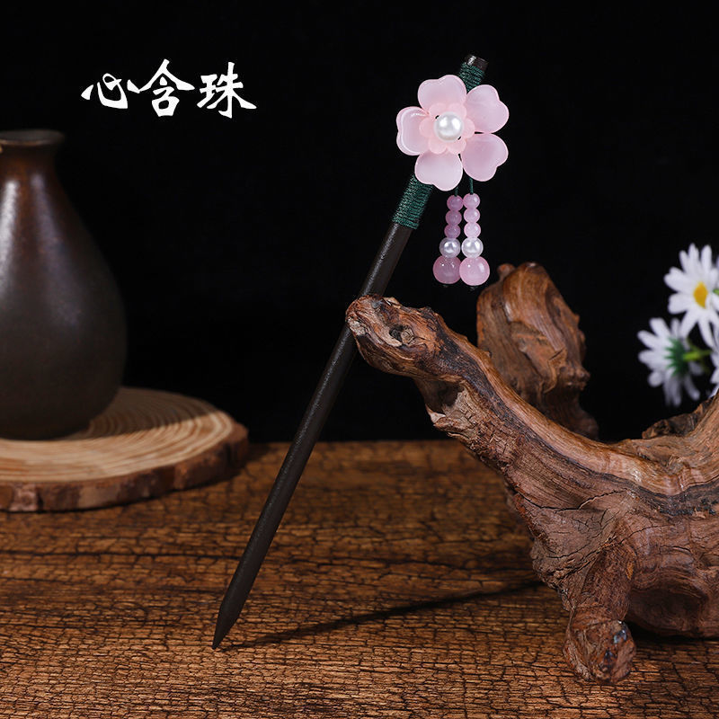 黒檀の木のかんざしのフリンジをまねて、かんざしの子供の古風な頭飾りをします。|undefined