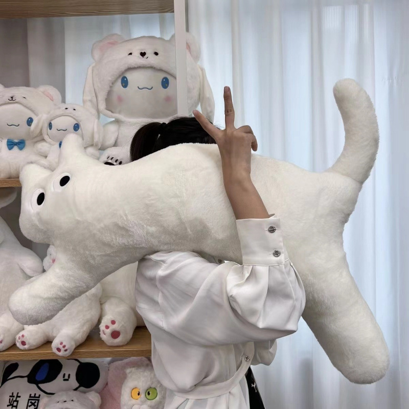 猫の長いドーパミンのぬいぐるみは足のソファーのクッションを挟んでいます。|undefined