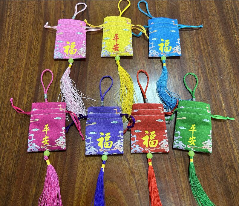 耀桂香料の七色の香花の香薫石は江湖を走って露店の商品の供給源の虹の香嚢の香石を並べて卸売りします。|undefined