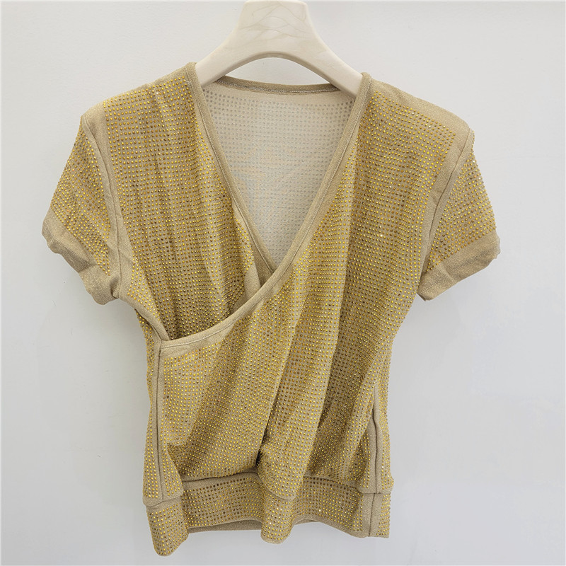 2026 verano nuevo sexy camiseta de cuello cruzado de mangas cortas de mujer caliente perforación irregular moda delgada blusa image 4