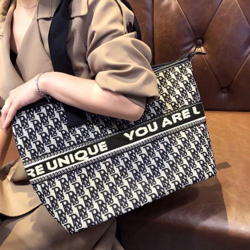 Fog Flower Black and White Letter Single Shoulder Backpack Large Capacity A4 File Bag Fashion Canvas Mummy Bag Office Commuter Bag