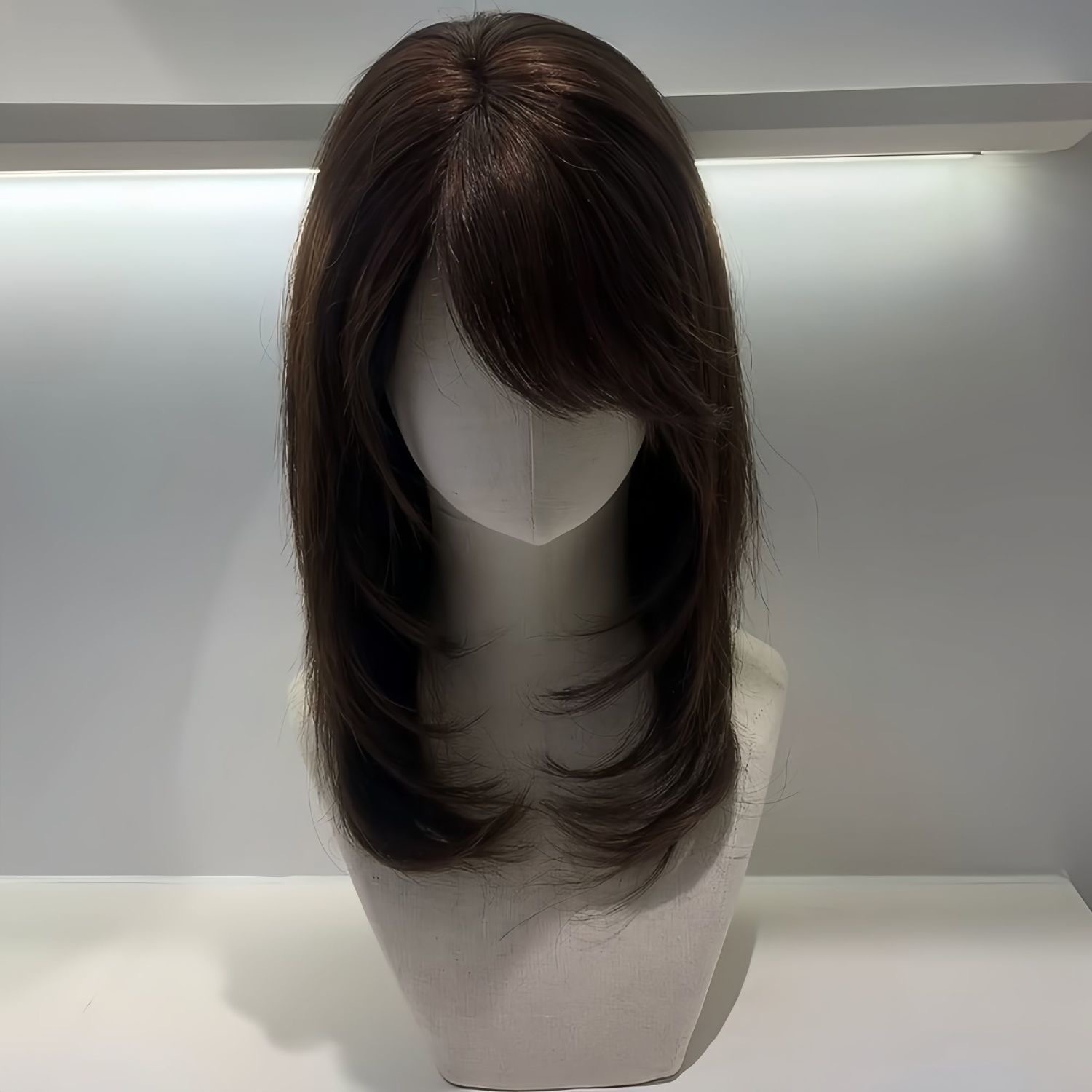 Connie helhodeparykk for kvinner med presis snitt og sidesmell, lagdelt japansk stil i mellomlengde, inspirert av Kusanagi