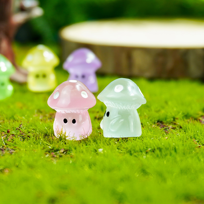 Lindos ojos color pequeño hongo nuevo mini resina luminosa hongo hombre pequeño modelo creativo decoración de micro paisaje