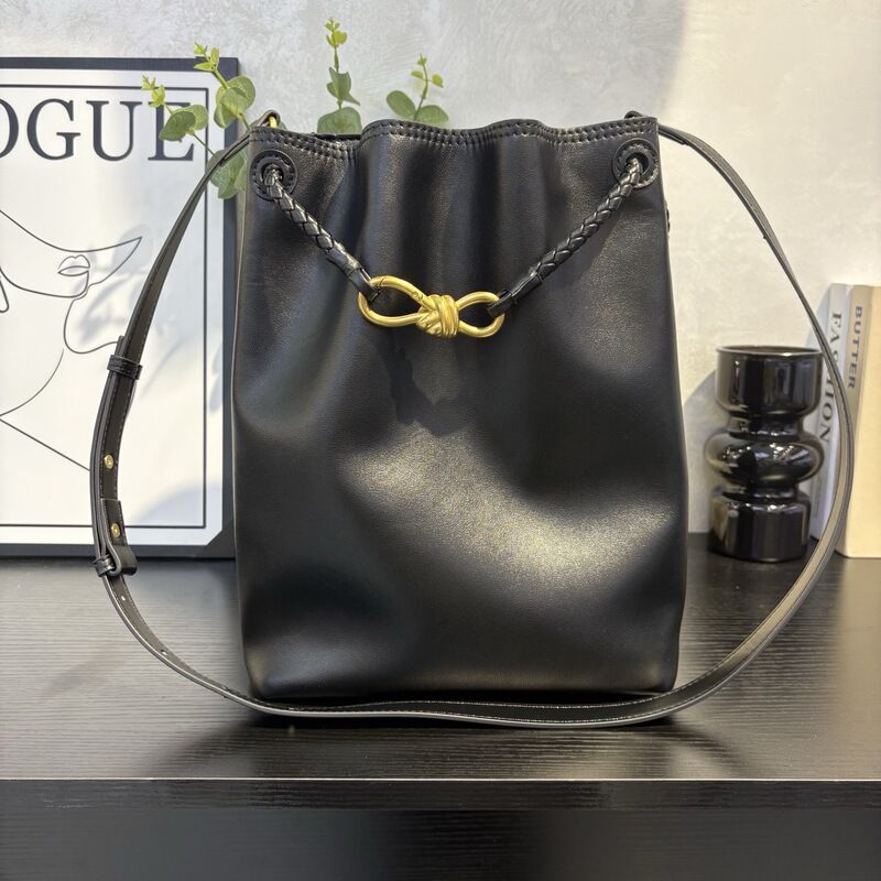 High-Quality 2026 New European and American Fashion Bucket Bag, Genuine Leather Woven Handbag, Versatile Shoulder Bag for Women, Suitable for Commuting