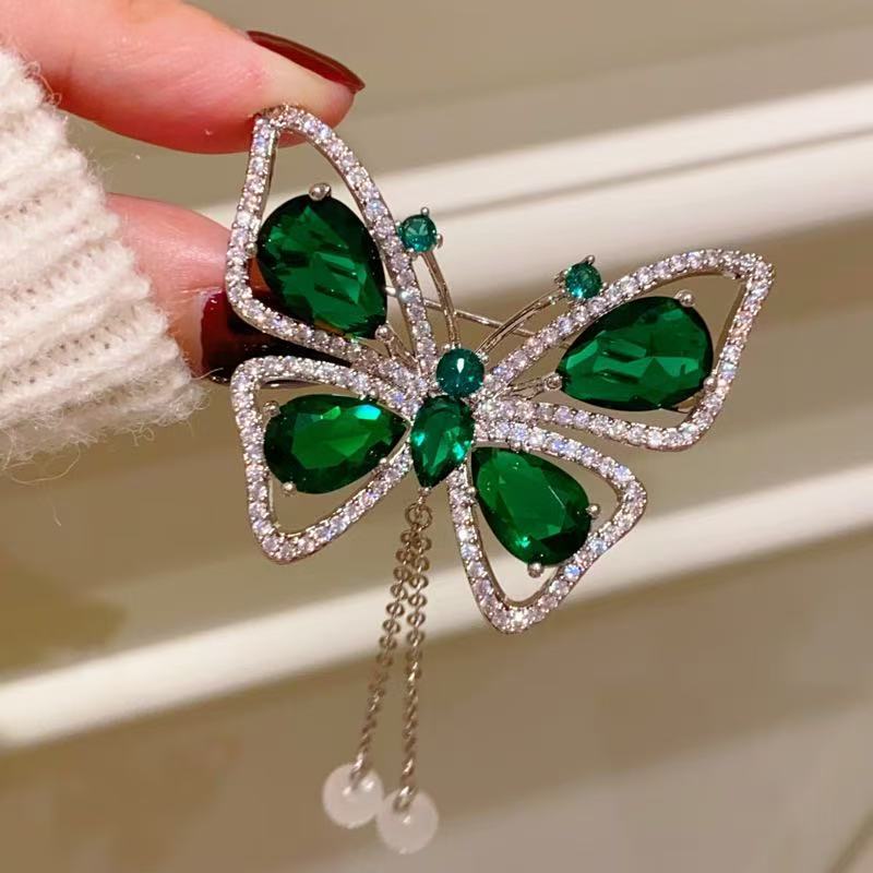 Smaragd Schmetterlingsbrosche Mit Eleganter Quaste Design_voghion.com