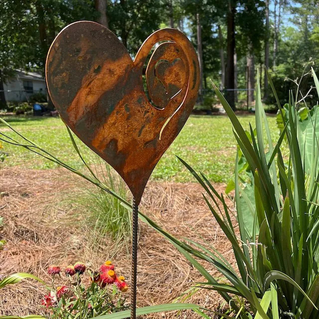 A Rusted Heart Stake in theガーデン金属ガーデンで錆びた心鉄芸心|undefined