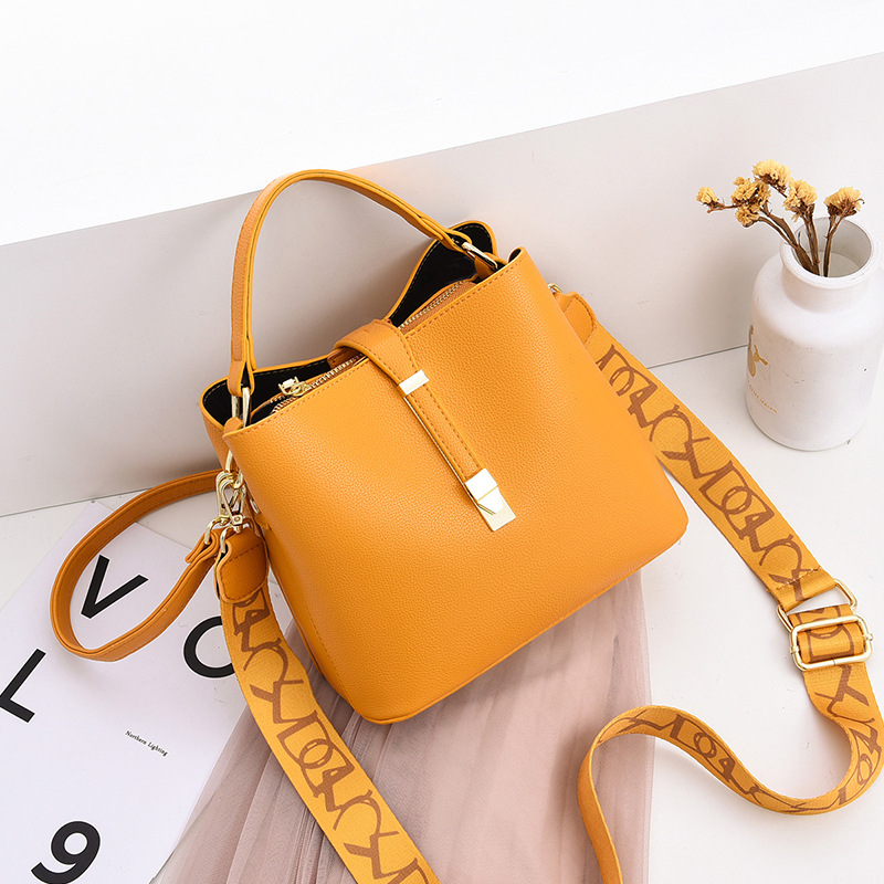 Priljubljene torbe 2023 pomlad in poletje nova trendovska korejska različica ženske široke torbe z vzorcem ličija, torba za čez ramo iz enega kosa, dostava preko spleta_voghion.com