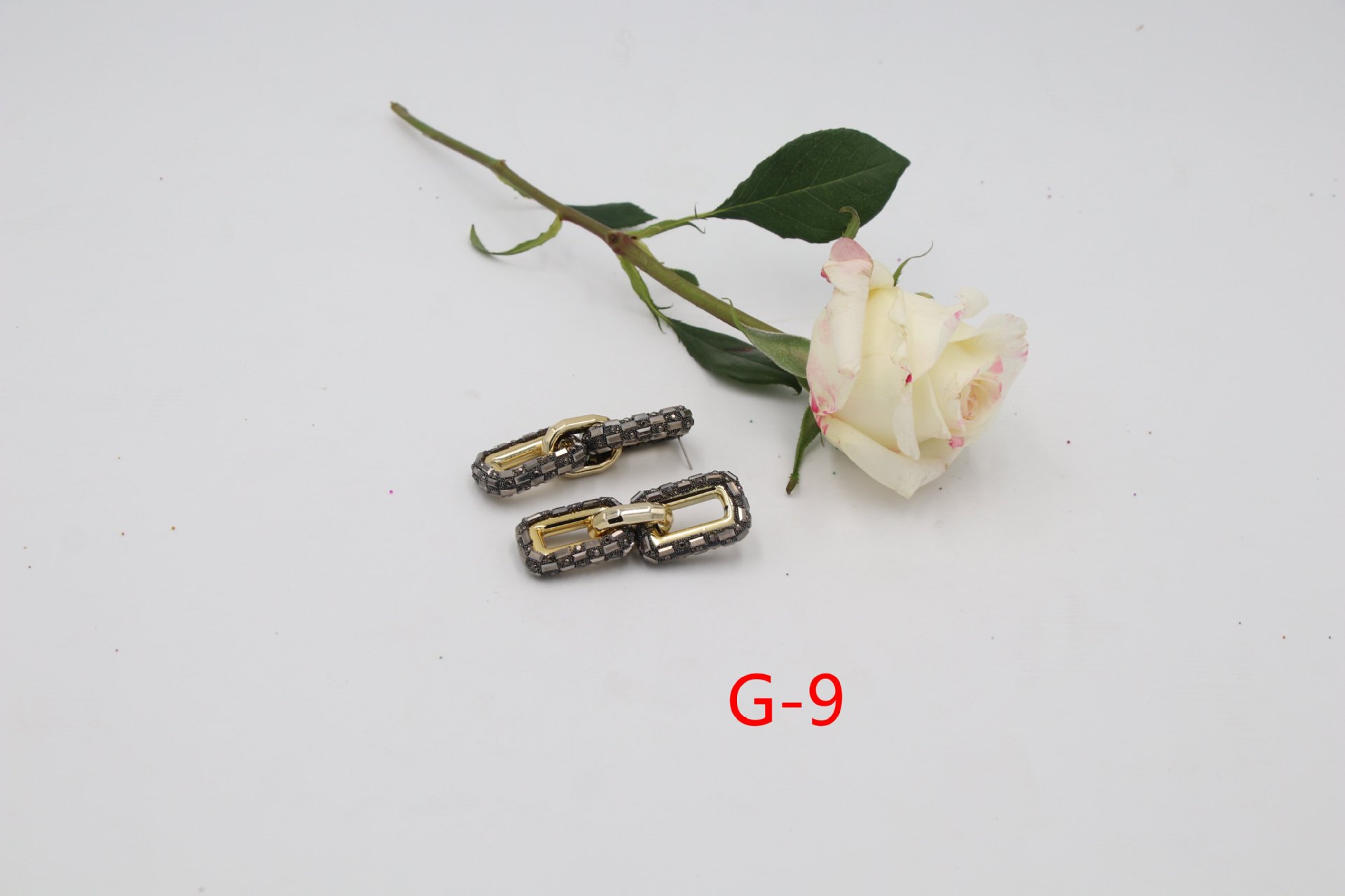 Orecchini pendenti a catena con diamanti geometrici_voghion.com