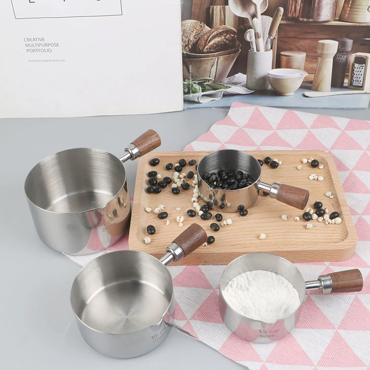 В наличии мерная чашка из нержавеющей стали с короткой ручкой, инструмент для выпечки со шкалой, мерная ложка, костюм, деревянная ручка, мерная чашка для соуса, набор из четырех предметов