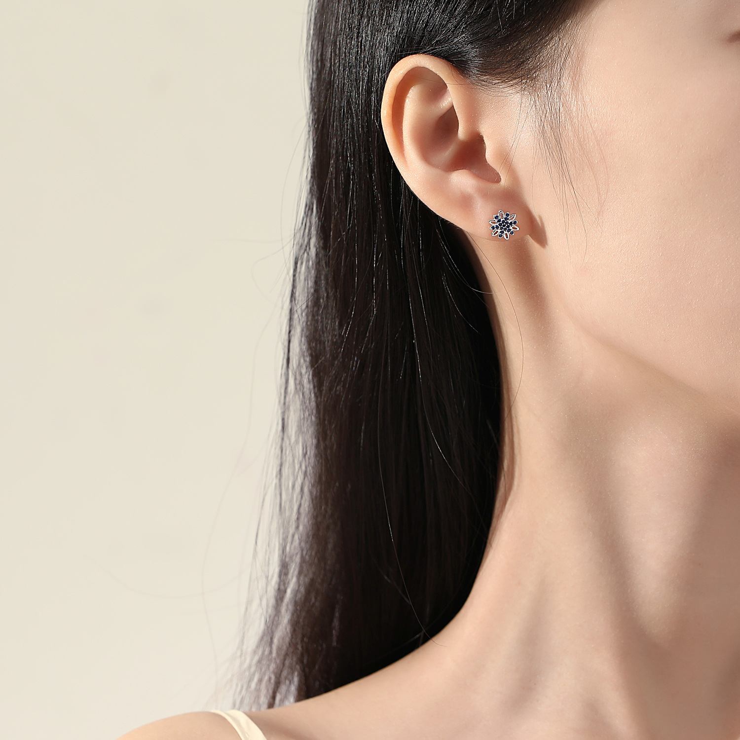 Luz de lujo estilo Stud pendientes 925 plata esterlina moda copo de nieve de alto grado Stud pendientes moda de las mujeres diamante incrustado diamante completo neto rojo mismo estilo lote