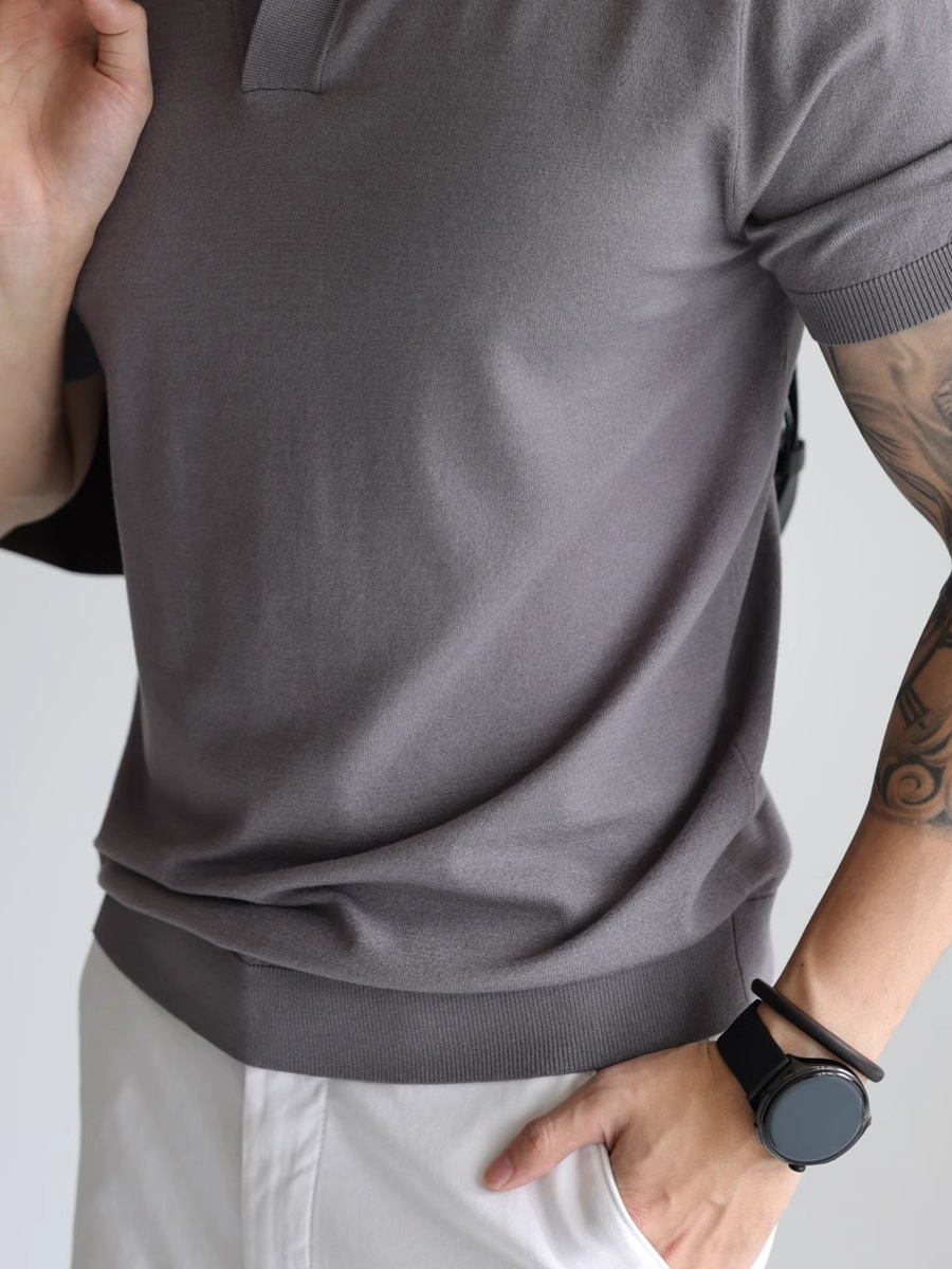 Camisa POLO con cuello en V americano, sentido de diseño para hombre, cuello de gaviota, tejido retro, manga corta, camiseta de color sólido, modelos de primavera y verano