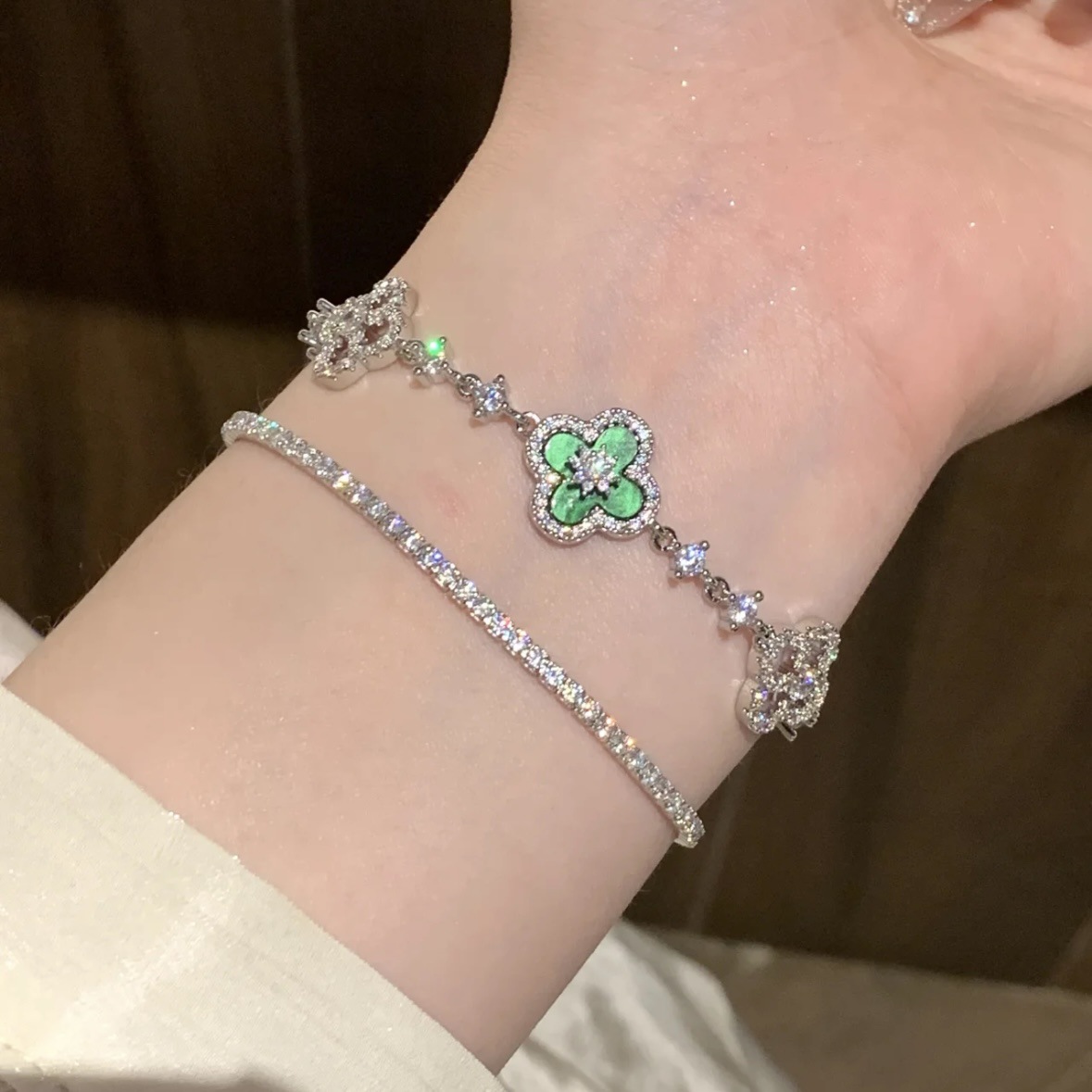 Pulsera de flores huecas en forma de diamante de circón, pulsera de temperamento de lujo ligero, personalidad, moda exquisita, joyería de todo fósforo para mujer