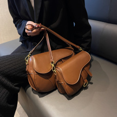 不規則なサドルバッグのワインレッドのレトロなバッグの脇の下のカバンの女性の軽い贅沢なファッションの高級感の広い肩のベルトの斜め掛けのカバン