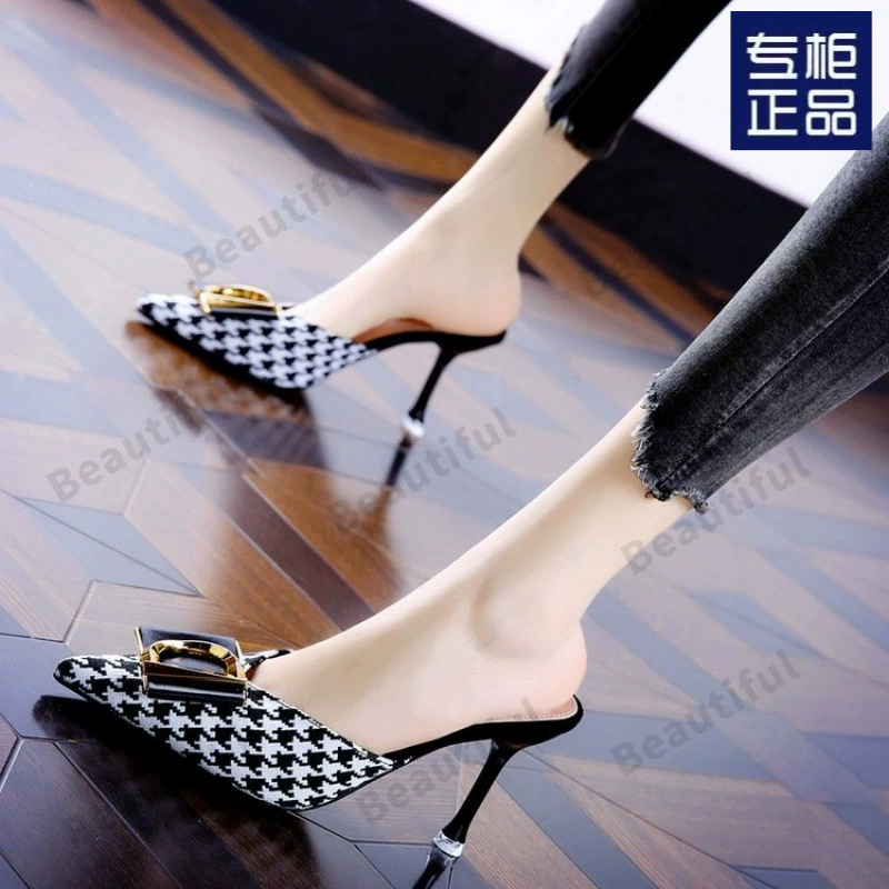 Женские мюли на высоком каблуке с острым носком в клетку «гусиная лапка» в стиле Chanel, летняя корейская версия с металлической квадратной пряжкой и босоножками на тонком каблуке.