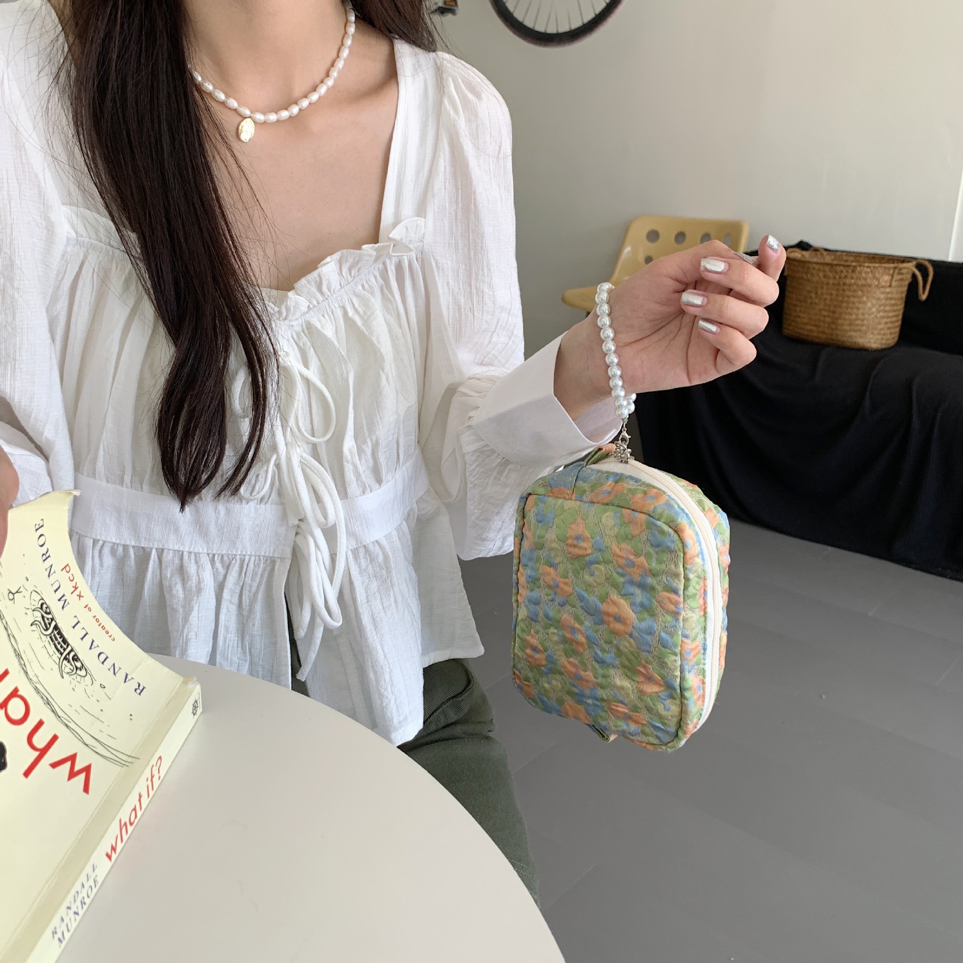 28172 Pearl pendant tassel hand-held cosmetic bag, embossed French storage bag, compact hand-held handbag undefined