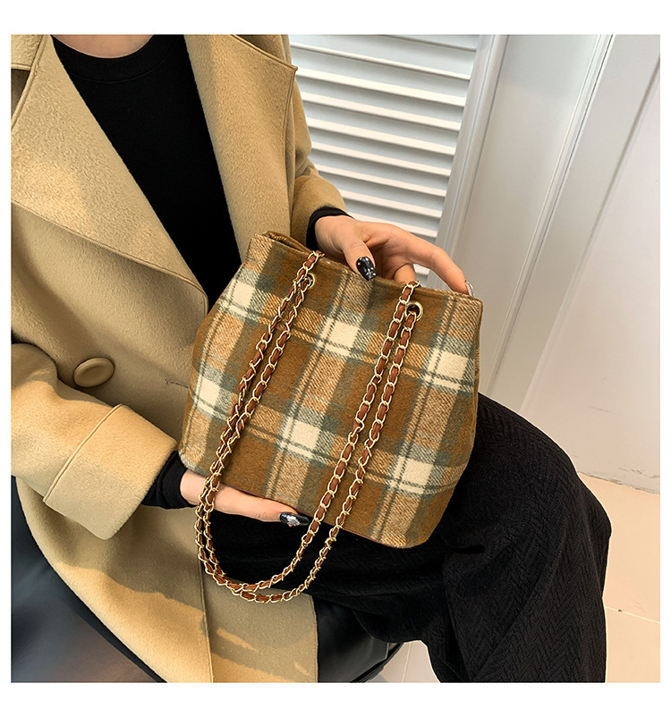 Retro and fashionable woolen texture bucket bag, large capacity commuting bag, chain check pattern casual single-shoulder crossbody women's bag undefined