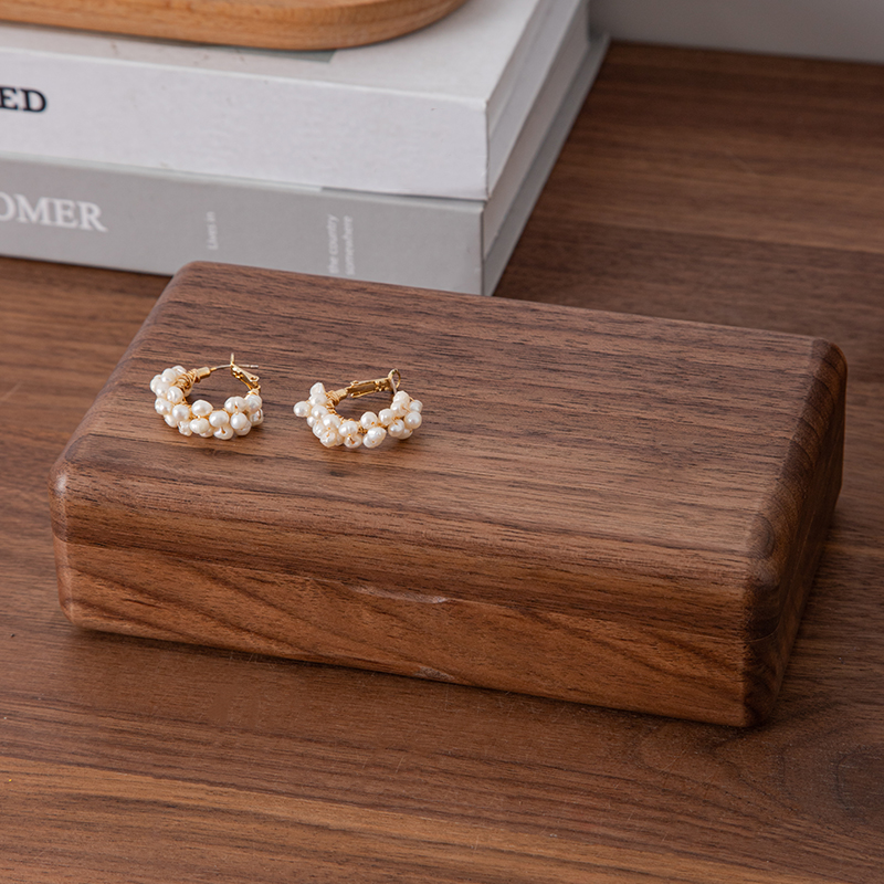 Caja de madera retro caja de almacenamiento de joyería de madera de nogal negro con cerradura collar de anillo caja de almacenamiento de joyería de mano con tapa de madera maciza