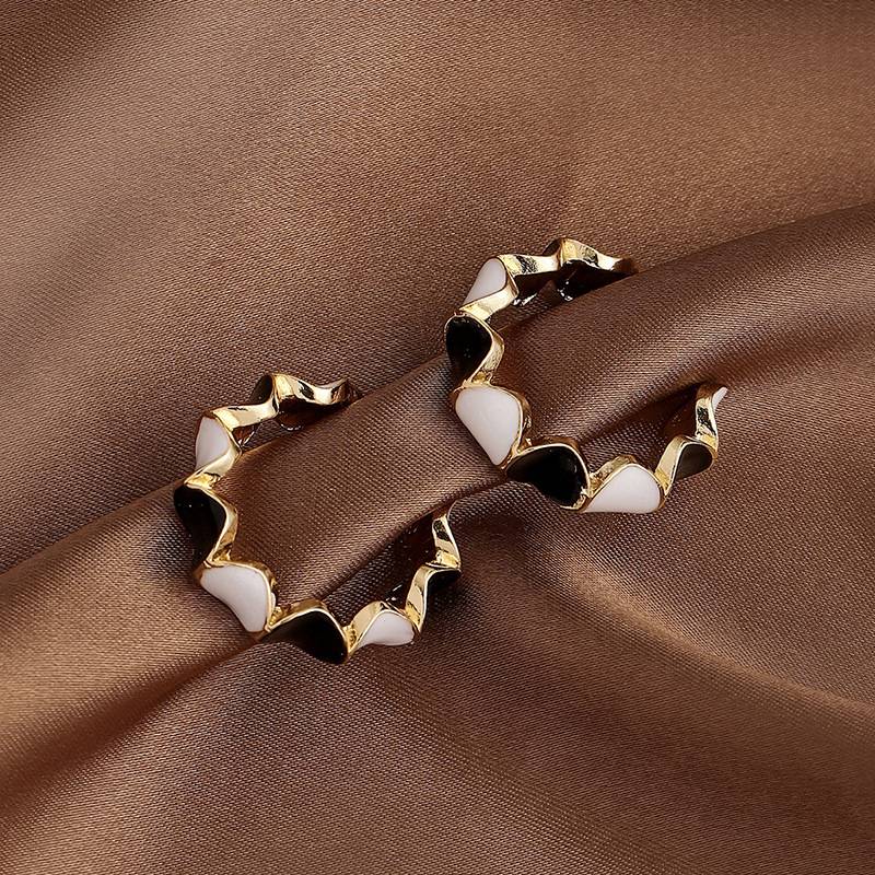 Boucles D&#39;oreilles Géométriques Dégoulinantes De Couleur Contrastée Noir Et Blanc À La Mode Femme En Gros display picture 1