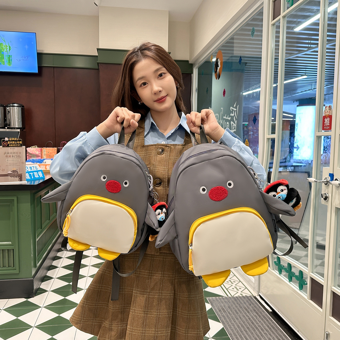Mochila de clase de estudiantes universitarios caricatura lindo pequeño pingüino modelado mochila de mujer para viajar con colgante mochila