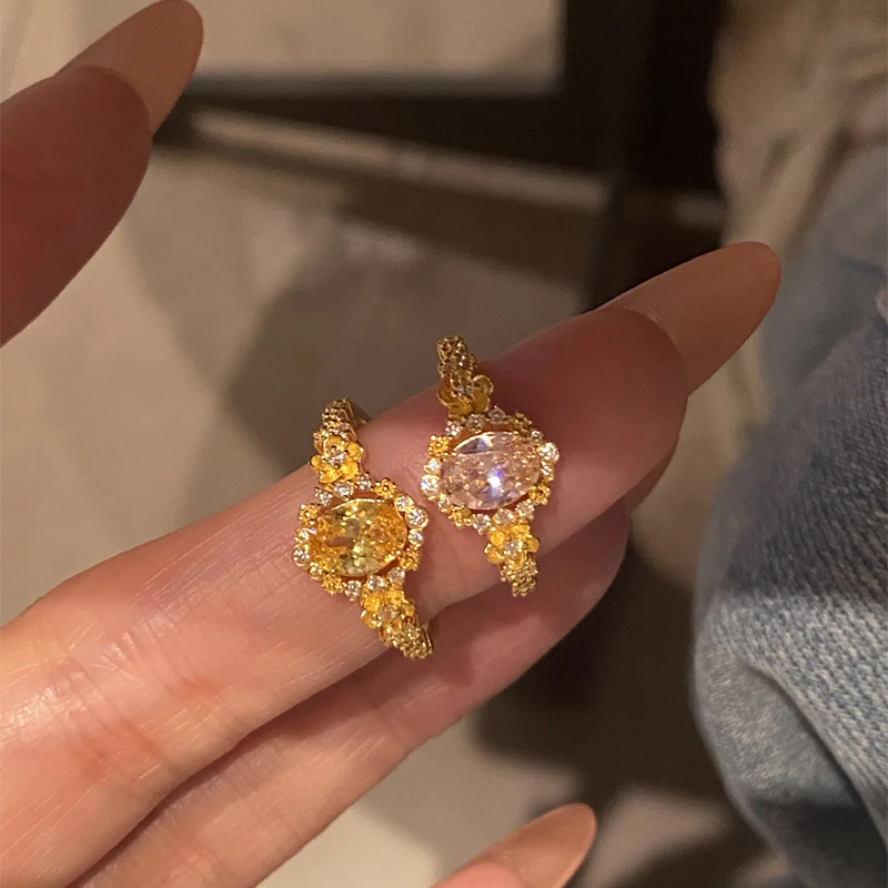 Pequeño libro rojo estilo explosivo anillo de diamantes flash de la Edad Media, lujo ligero, sentido de alta gama, personalidad de moda exquisita, anillo de todo fósforo, cabello de una pieza